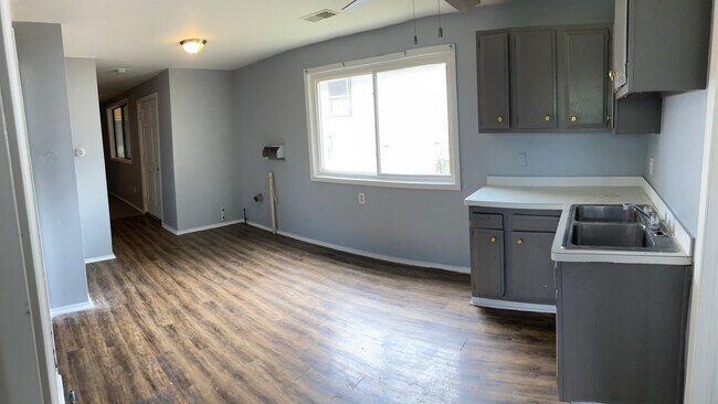 Building Photo - 141 Fleming St