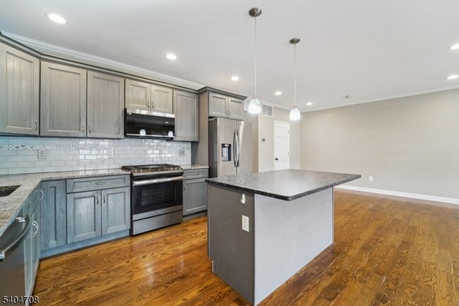 Building Photo - 204 Harrison St