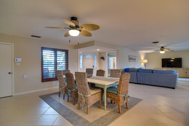 Building Photo - 301 N Tessier Dr