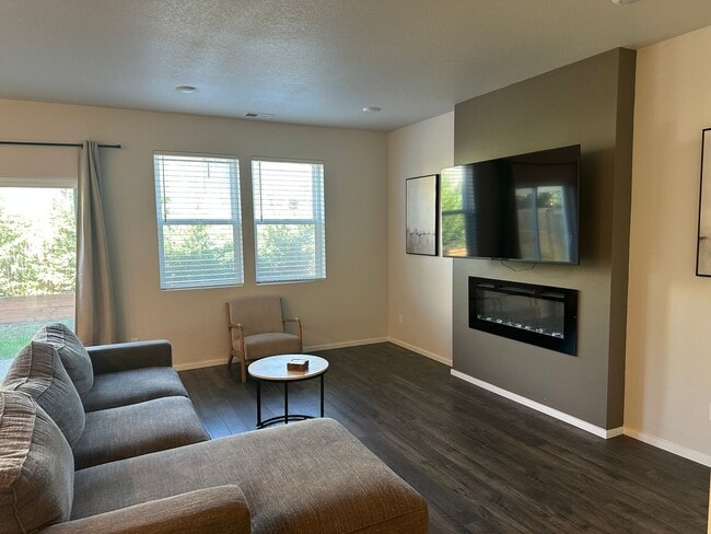 Building Photo - Pet friendly 4 bedroom 2.5 bath house!