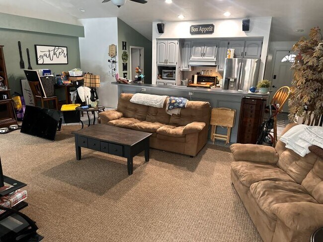 sala de estar/cocina - 13501 Velp Ave