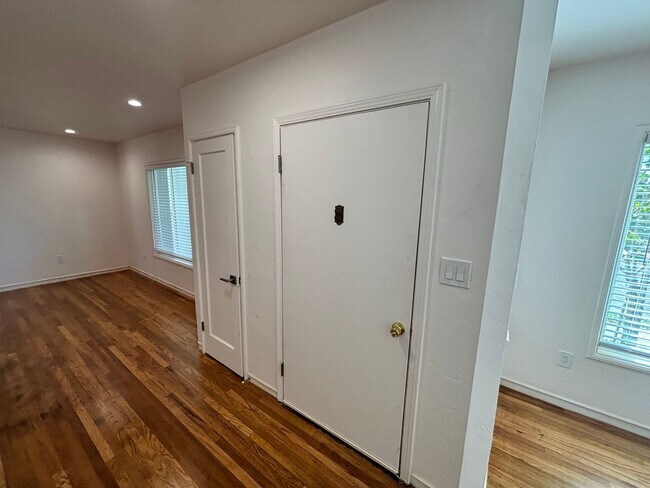 Building Photo - Spacious 3BR, 2Bath House Oakland | $35=00 | Newly Remodeled | Se Habla Español
