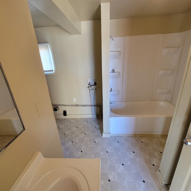 Foto del edificio - Great West Side Location! Large Lot!