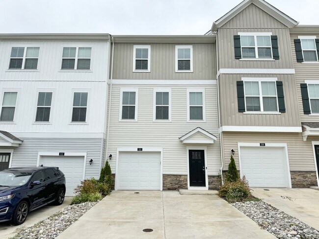 Foto del edificio - SPACIOUS 4 BEDROOM TOWNHOUSE - MINUTES TO ...