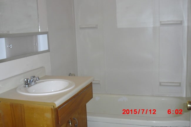 Baño - 13610 Ambaum Blvd SW