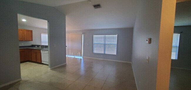 Building Photo - OCTOBER MOVE IN SPECIAL