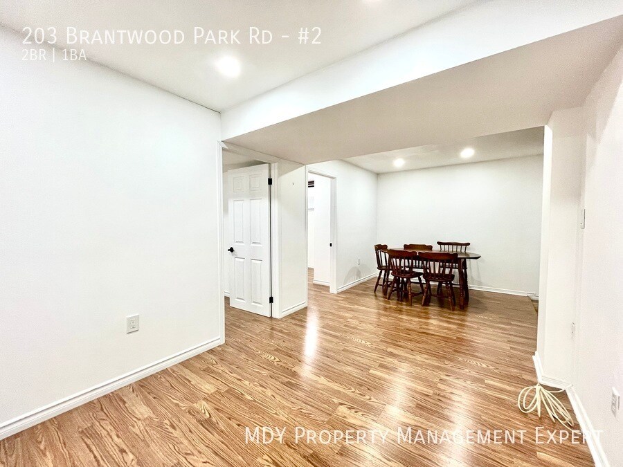 Photo principale - Welcome home to this warm and inviting low...
