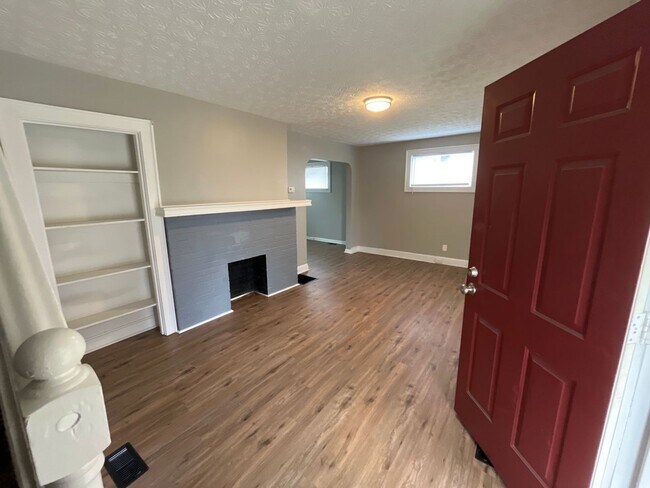 Building Photo - 3 Bedroom 1 Bathroom Single Family Home