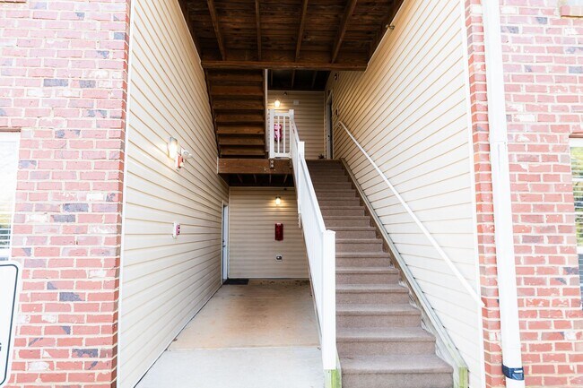 Foto del edificio - Wonderful updated 2 bedroom 2 bath condo on main level off Battleground ave in NW Greensboro