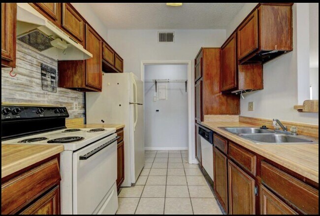 Foto del edificio - 8325 Sands Point Dr