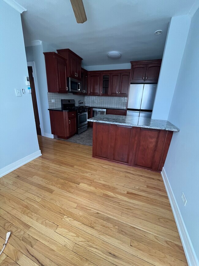 Kitchen/dinning - 5850 W Higgins Ave