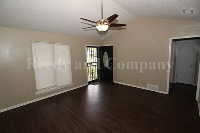 Foto del edificio - 3335 Laurel Dr
