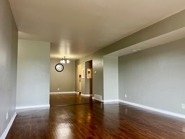 Building Photo - 1875 Tall Oaks Dr