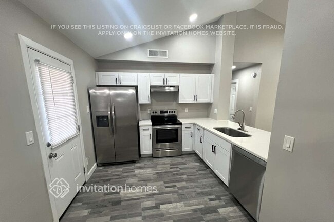 Building Photo - 3520 E Pueblo Ave