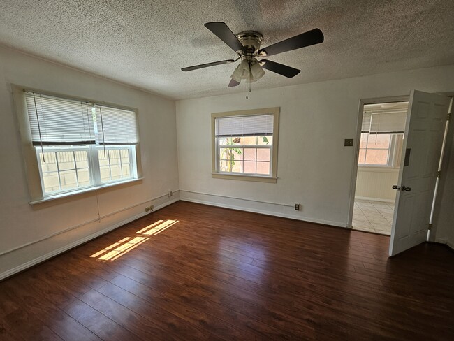 Living room - 657 W Oliver St