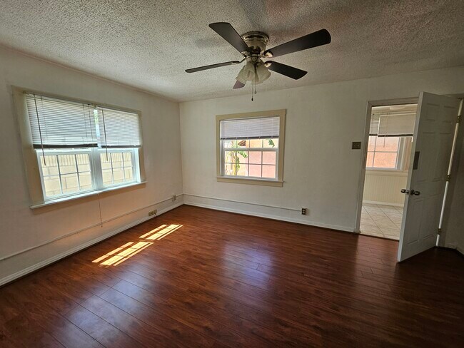 Sala de estar - 657 W Oliver St