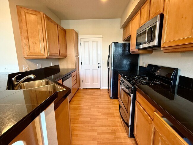 Building Photo - 2 Bedroom NW Portland Condo with Water, Se...