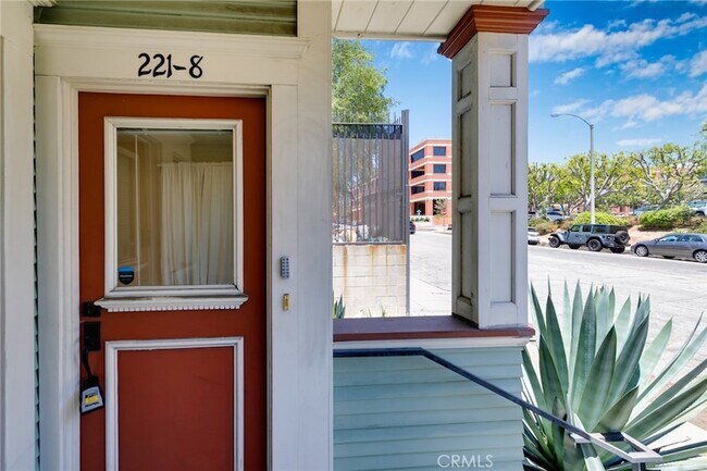 Foto del edificio - 221 N Raymond Ave