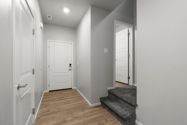 Building Photo - Newer Construction Home in Upriver Drive N...