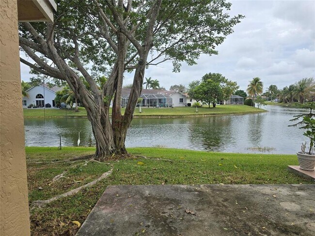 Foto del edificio - 9478 Palm Cir S