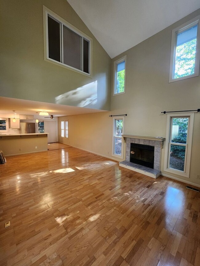 Building Photo - 115 Creekview Cir
