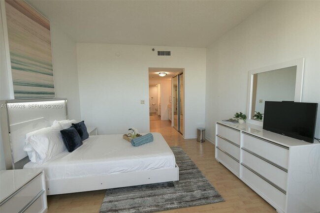 Foto del edificio - 251 Crandon Blvd