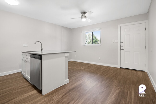 Building Photo - 902 Romeria Dr