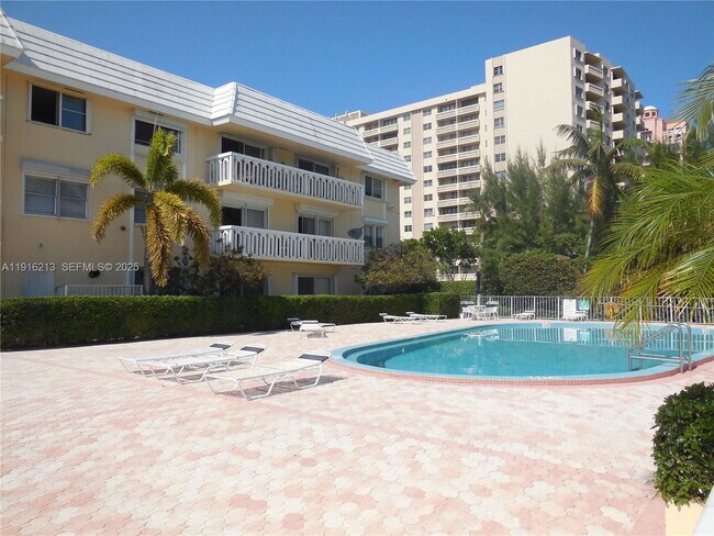 Foto del edificio - 100 Edgewater Dr