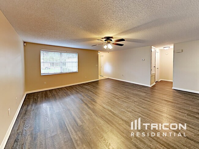 Building Photo - 1203 Seffner Valrico Rd