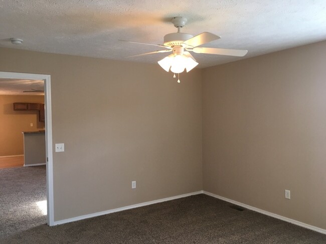 Building Photo - 3 Bed, 2 Bath, home in Republic schools!!!!