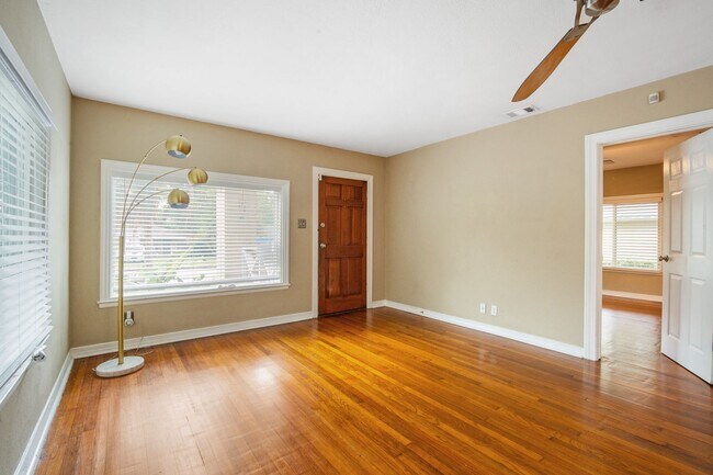 Building Photo - Spacious 2-Bedroom Home with Front Porch, ...