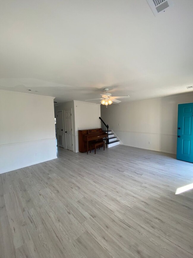 Foto del edificio - Newly Renovated 3BR Townhome in Greenville