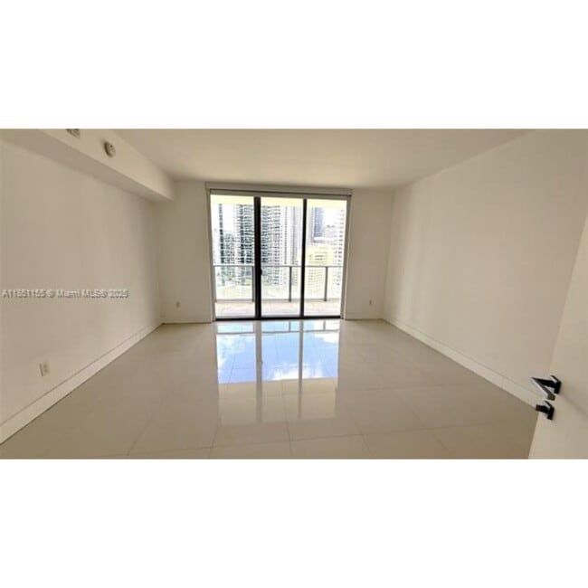 Building Photo - 1300 Brickell Bay Dr