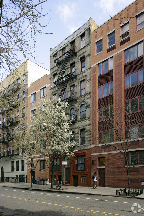 Imagen del edificio principal - 377 E Tenth St