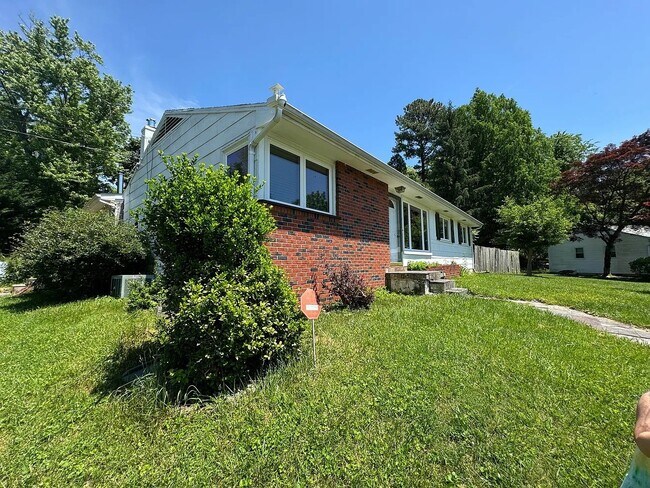 Foto del edificio - 10 Harmon Rd