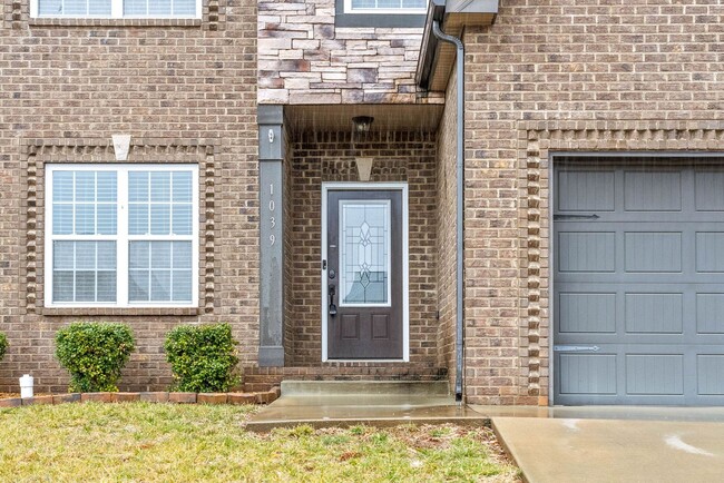 Building Photo - Beautiful Large Home on Dead End Street in...