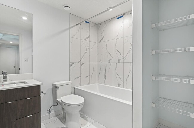 Photo du bâtiment - 15407 90 Av NW