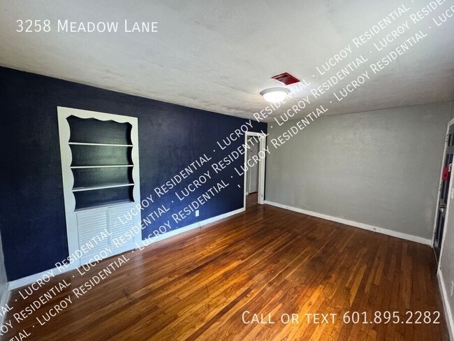 Foto del edificio - 3258 Meadow Ln