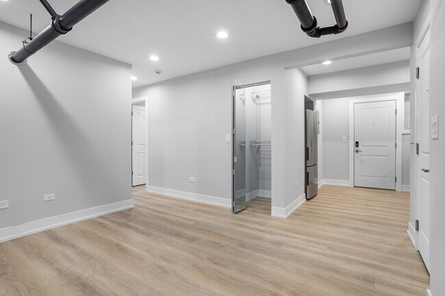 Foto del edificio - 6931 N Lakewood Ave