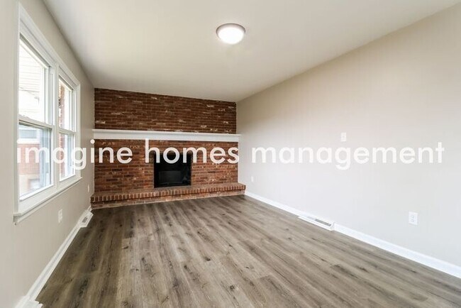 Foto del edificio - Pet-Friendly 4-Bedroom Home in Lakeside Park!