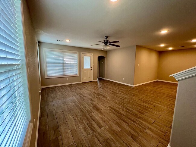 Foto del edificio - 6623 Leightyn Ln