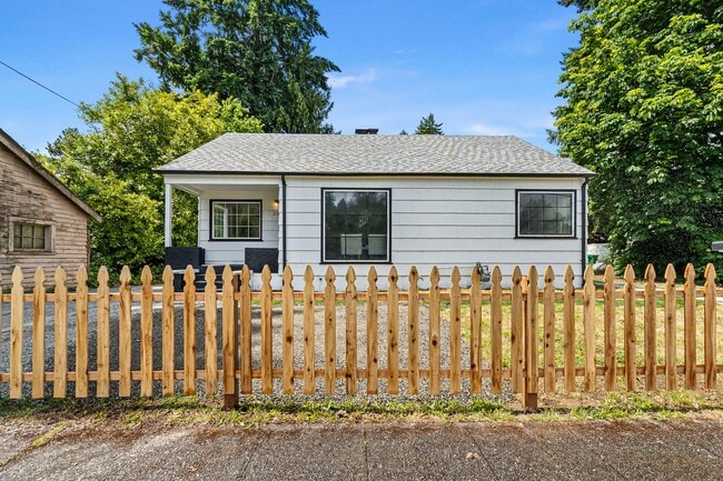 Building Photo - Spacious 4-Bedroom Home in South Capitol O...