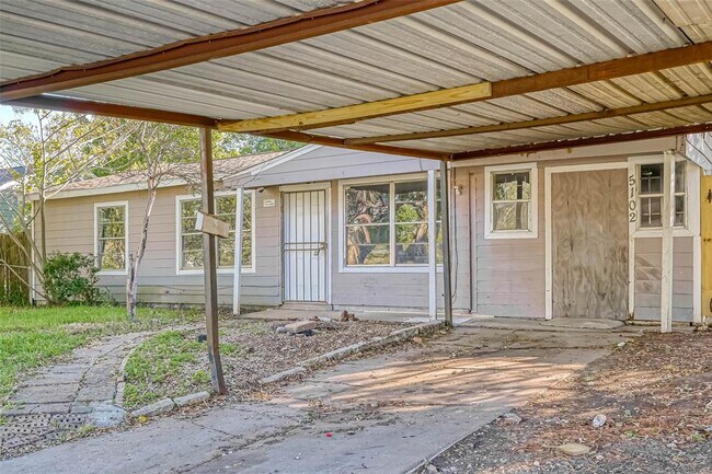 Foto del edificio - 5102 Lyndhurst Dr