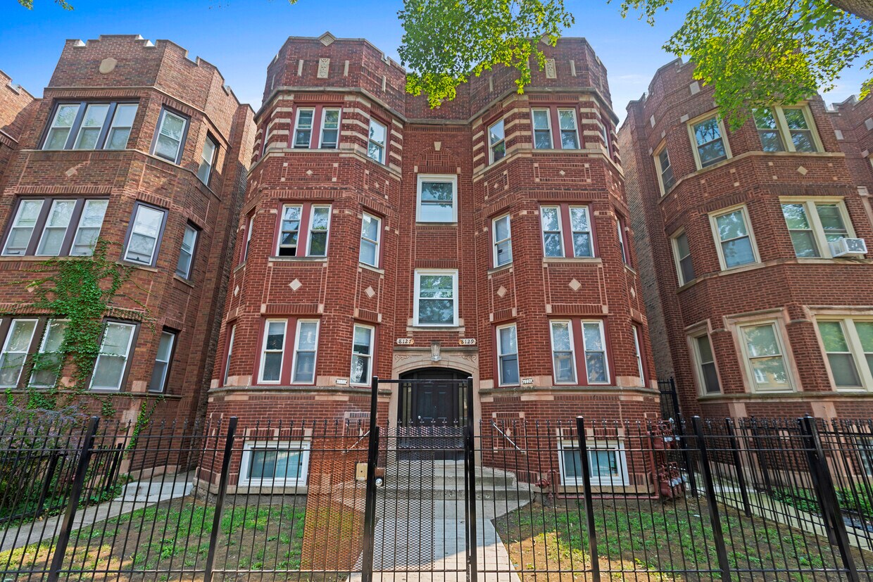 Foto principal - 8129 S Maryland Ave