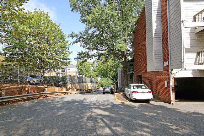 Foto del edificio - Proximity The UVA Corner & Main Grounds (L...