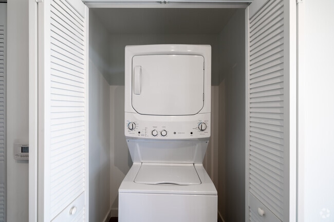 1 habitación, 1 baño - 722 pies cuadrados - Lavandería en la unidad - Naranja Grand I