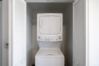 1BR, 1BA - 722SF - In-unit Laundry - Naranja Grand I