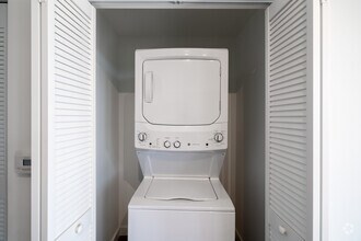 1BR, 1BA - 722SF - In-unit Laundry - Naranja Grand I