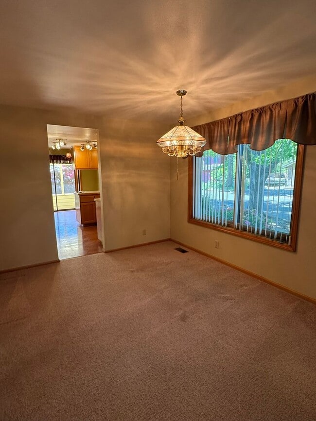Foto del edificio - Beautifully landscaped 3 bed/2 bath home in Springfield