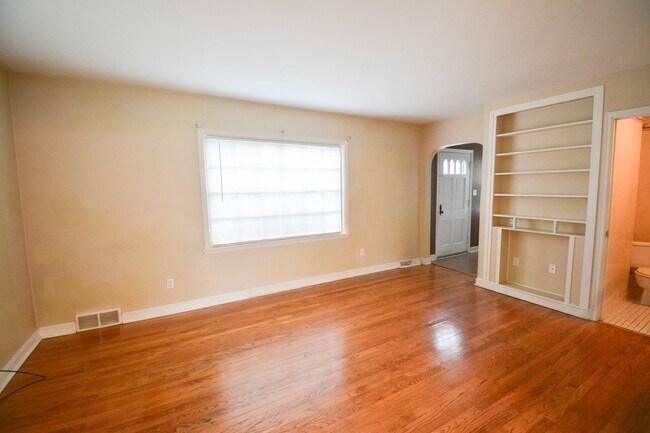 Building Photo - Conveniently located 3 bed 1.5 with Fenced...